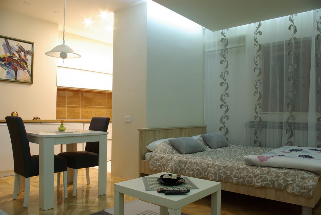 Square Studio Apartment Nis Luaran gambar