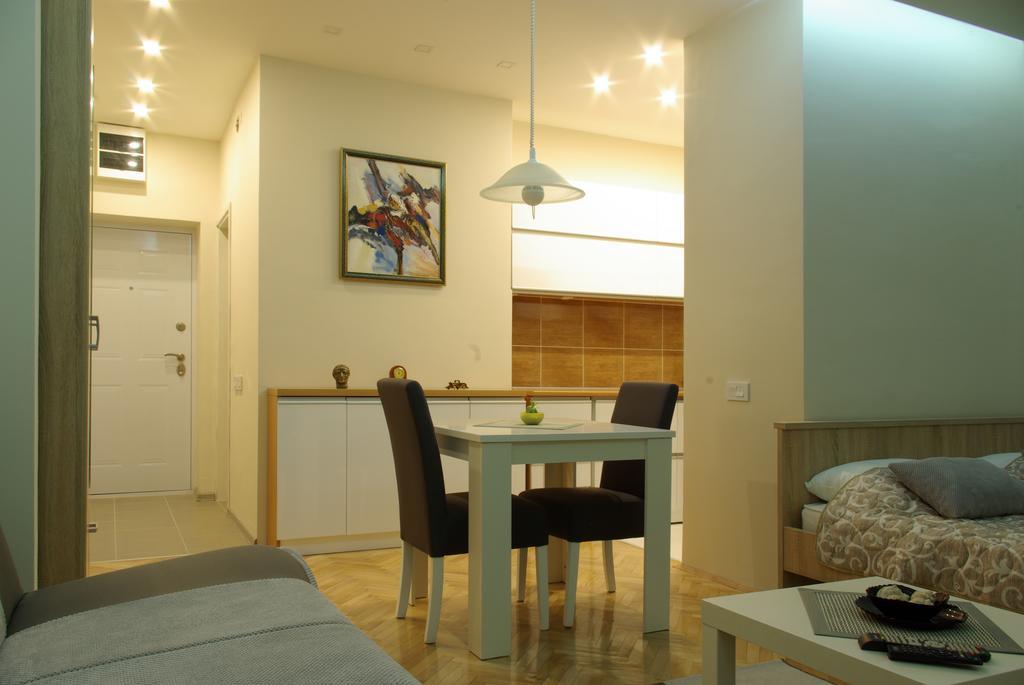 Square Studio Apartment Nis Luaran gambar