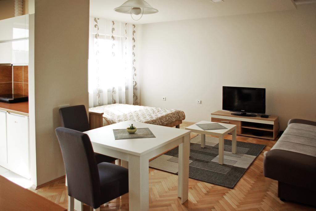Square Studio Apartment Nis Luaran gambar