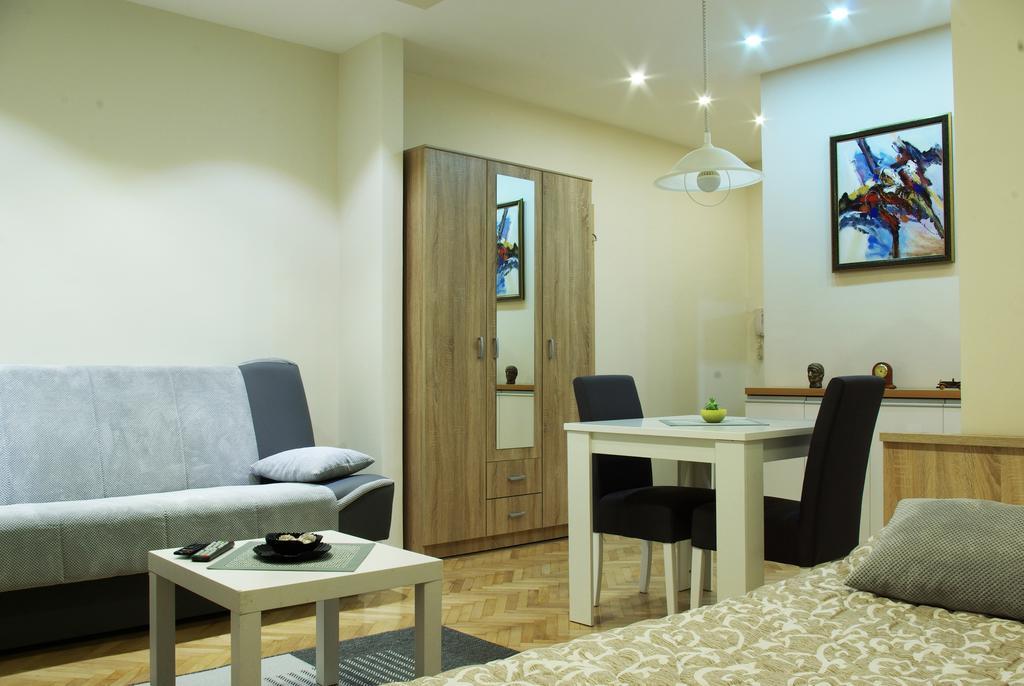 Square Studio Apartment Nis Luaran gambar