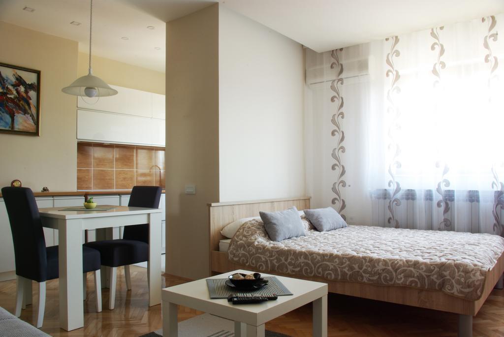 Square Studio Apartment Nis Luaran gambar