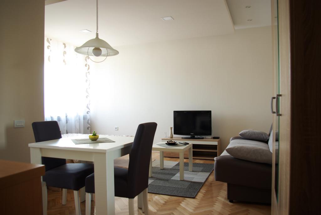 Square Studio Apartment Nis Luaran gambar